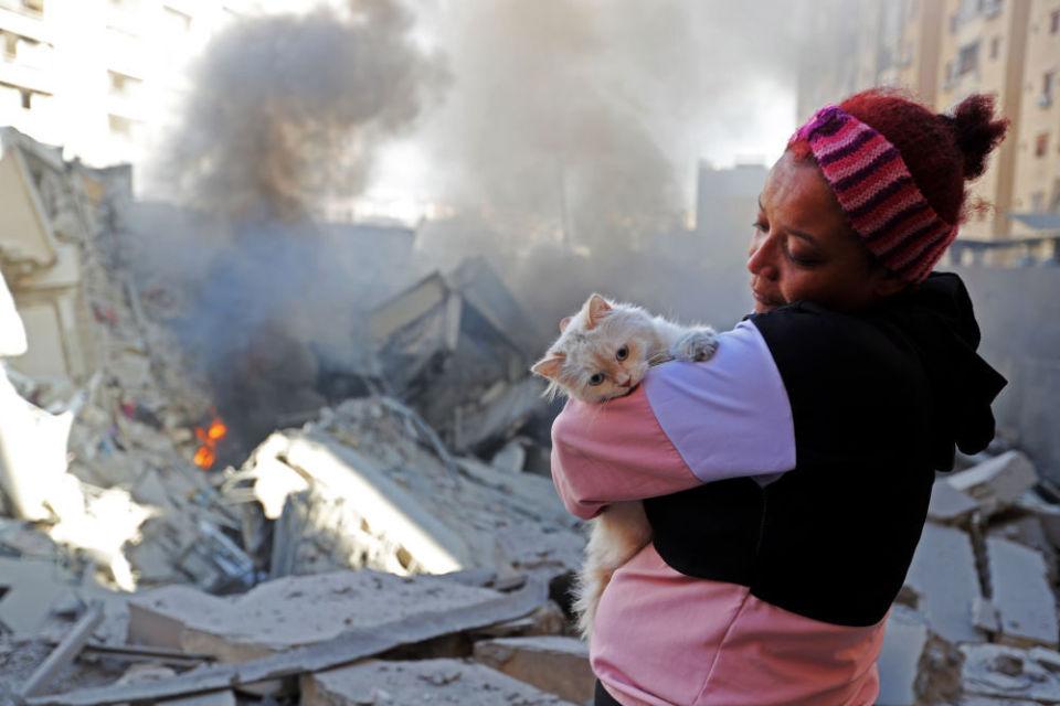 为啥中东地区那么容易爆发战争呢？
就这么说吧，就像一个没爹没娘的富孩子，有钱还好