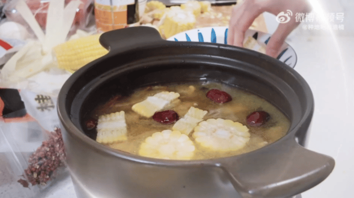 何浩楠做了5个小时的饭 何浩楠这波太靠谱了！5小时蹲厨房，从土鸡汤到红烧排骨，每