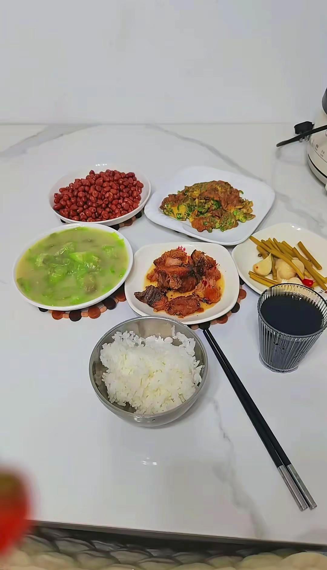 ✨女人微醺时刻｜自由松弛的治愈感。💃女人要学会喝点小酒，喝酒能让人进入自由松弛