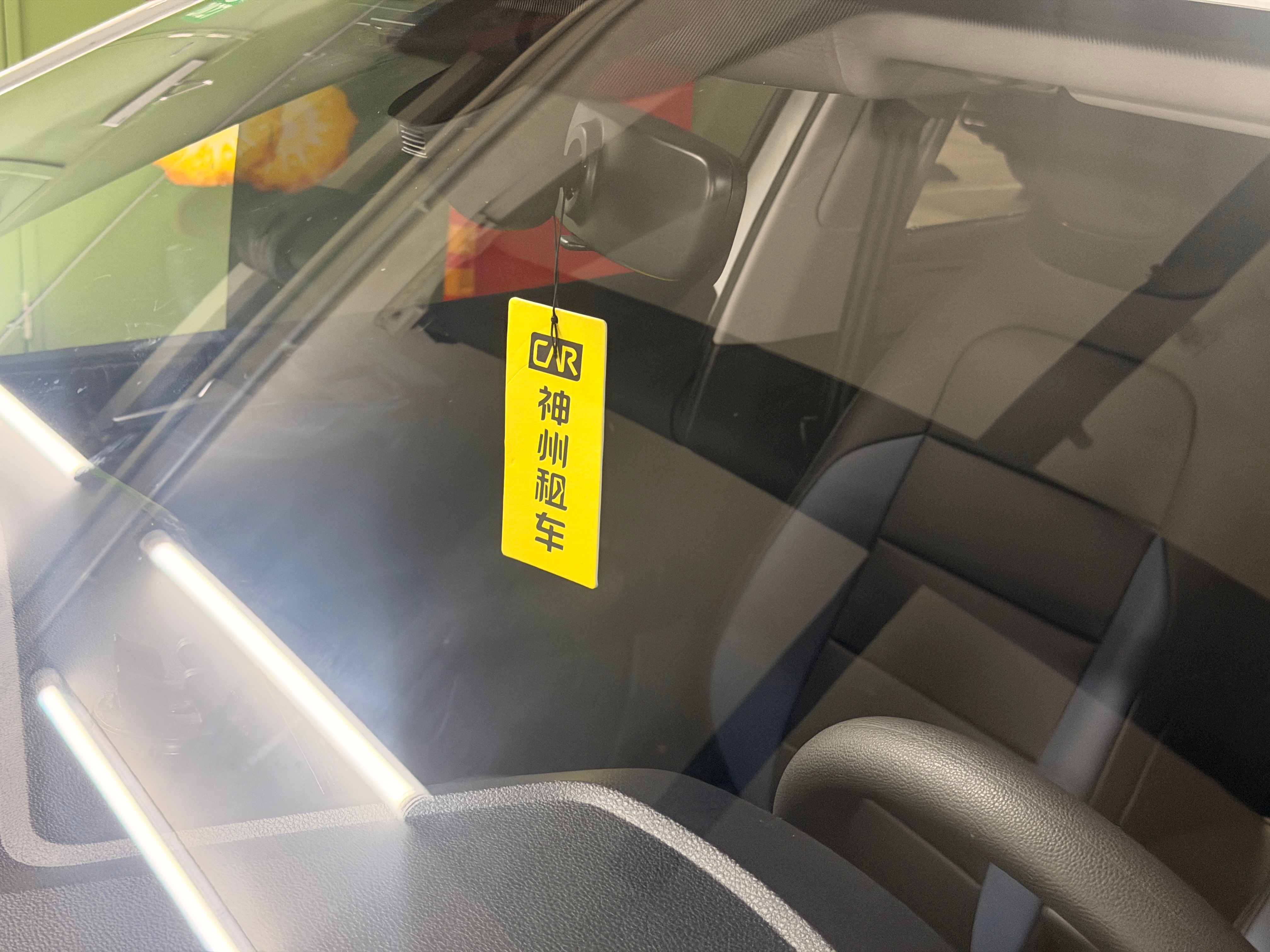 明天拍摄，租了台大众朗逸，150元一天。后备箱+车内都极其的干净！非常舒适～神州