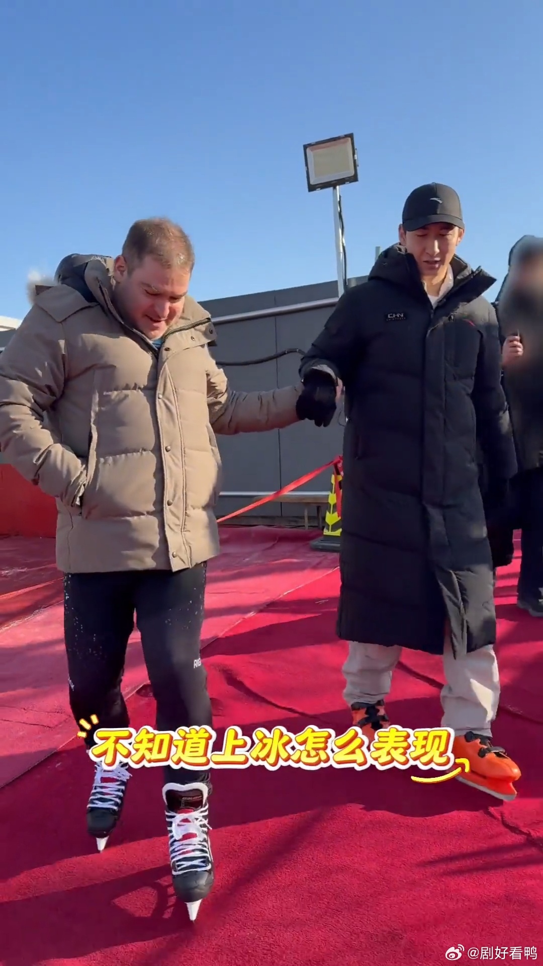 武大靖回应被大胖媳妇教滑冰 原来武大靖全程配合是因为不忍心打断对方啊，不过换做是