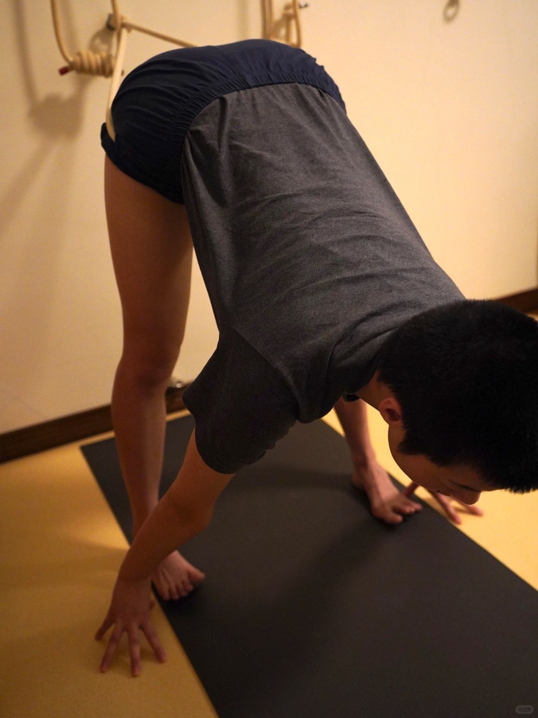 屈髋是否做到位，重点看下背是否宽展