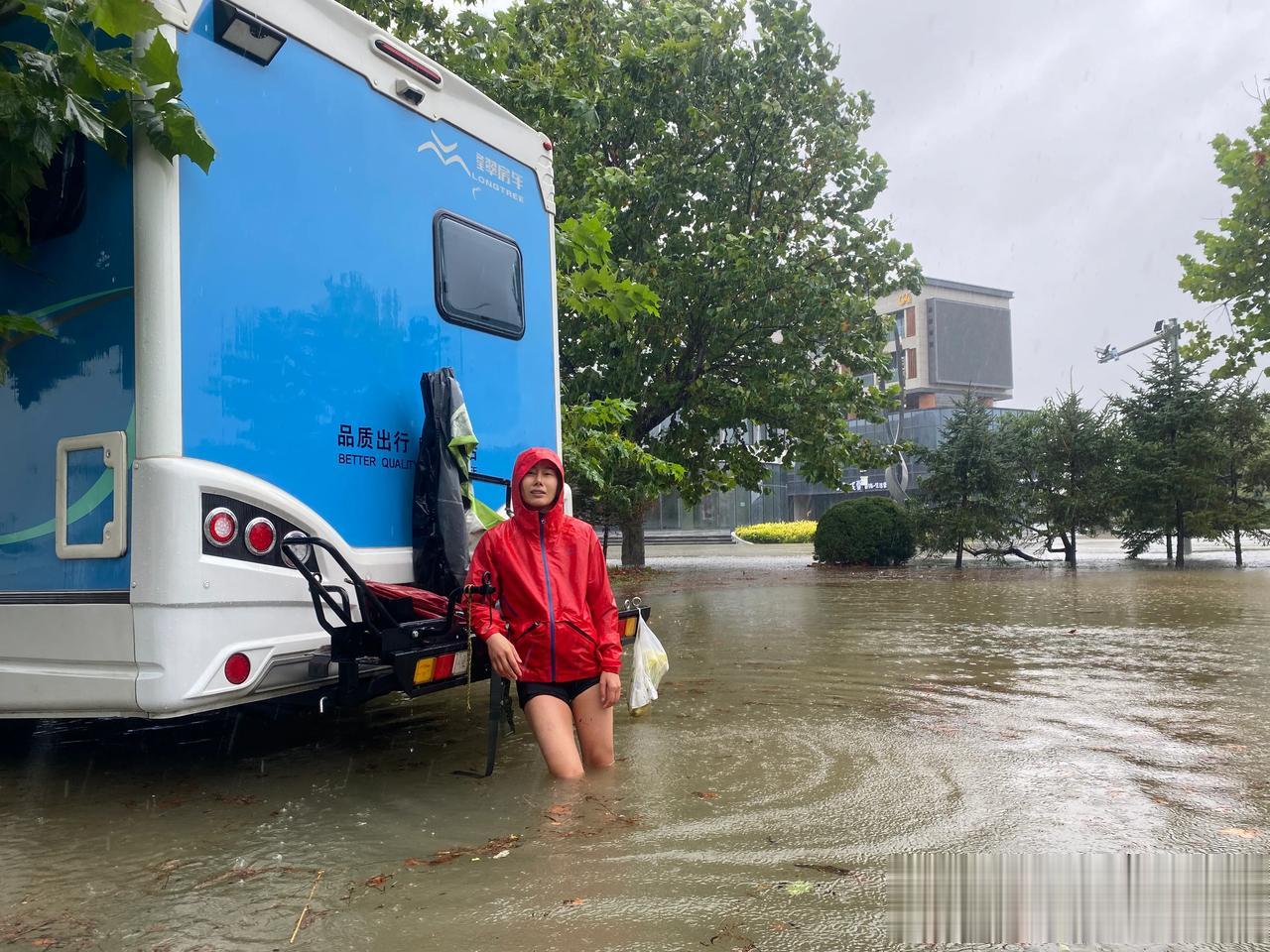 大连这台风今天能过去么？我好怕我这房车撑不住啊！
连续下了2天雨，今天已经第三天