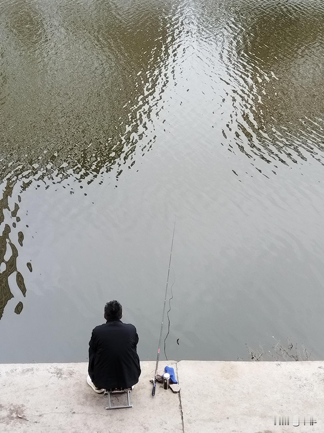 今天下午，鄙人在广安西溪河畔散步，看见在西溪河边钓鱼的人仍然不少。

西溪河中桥