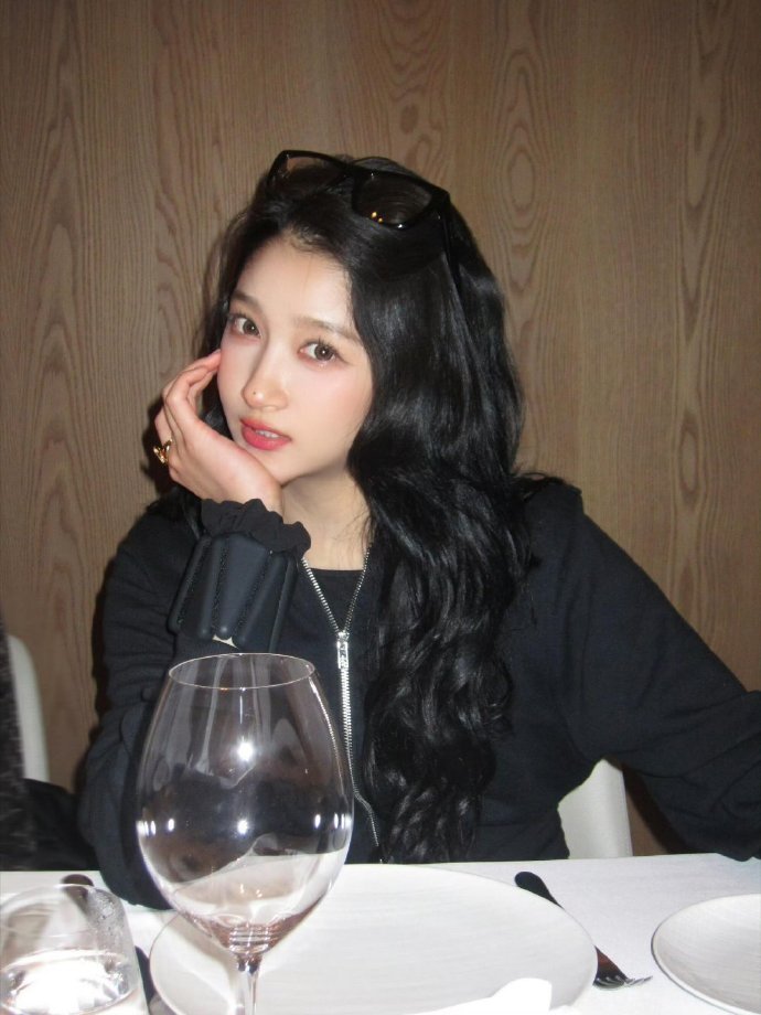 关晓彤是手太大还是脸太小   关晓彤的手和脸好像不是一个次元的，脸小到被手完全覆