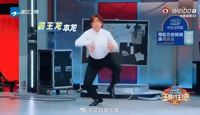 于洋给宋亚轩吓做一团 天呐，于洋太会玩啦！模仿霸王龙那叫一个惟妙惟肖，直直朝着宋