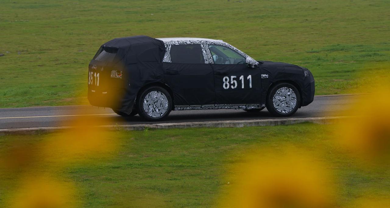 高端车的打法：先来一台旗舰锚定顶端价值，然后用整合起来的资源往下做一台，要想走量