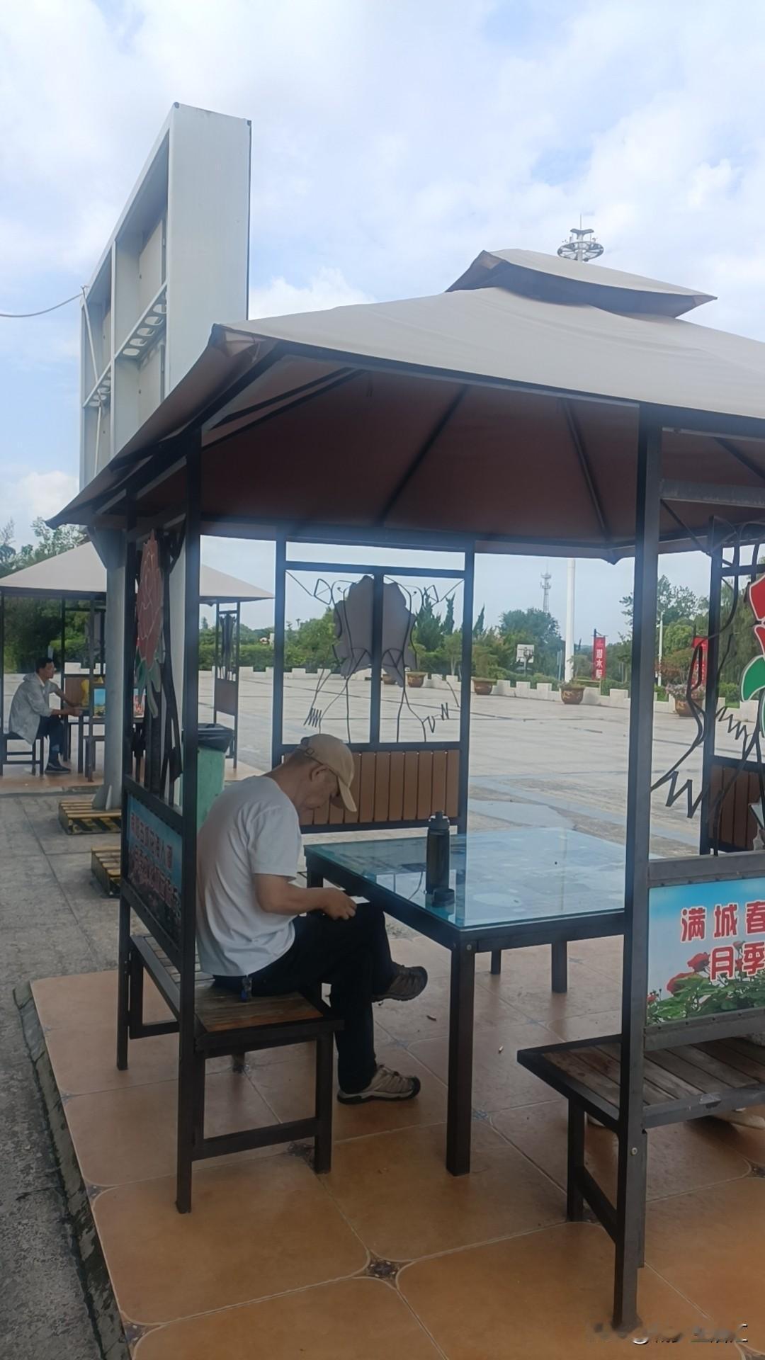 高速服务太贴心了，不仅为旅客提供开水，还有遮阳棚。
即便是辛苦一天的大货司机，也