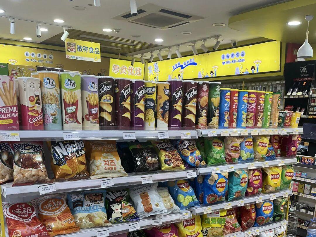 从日入过万到8个月倒闭，全国开了上万家的零食店，到底经历了啥？

2025年，大