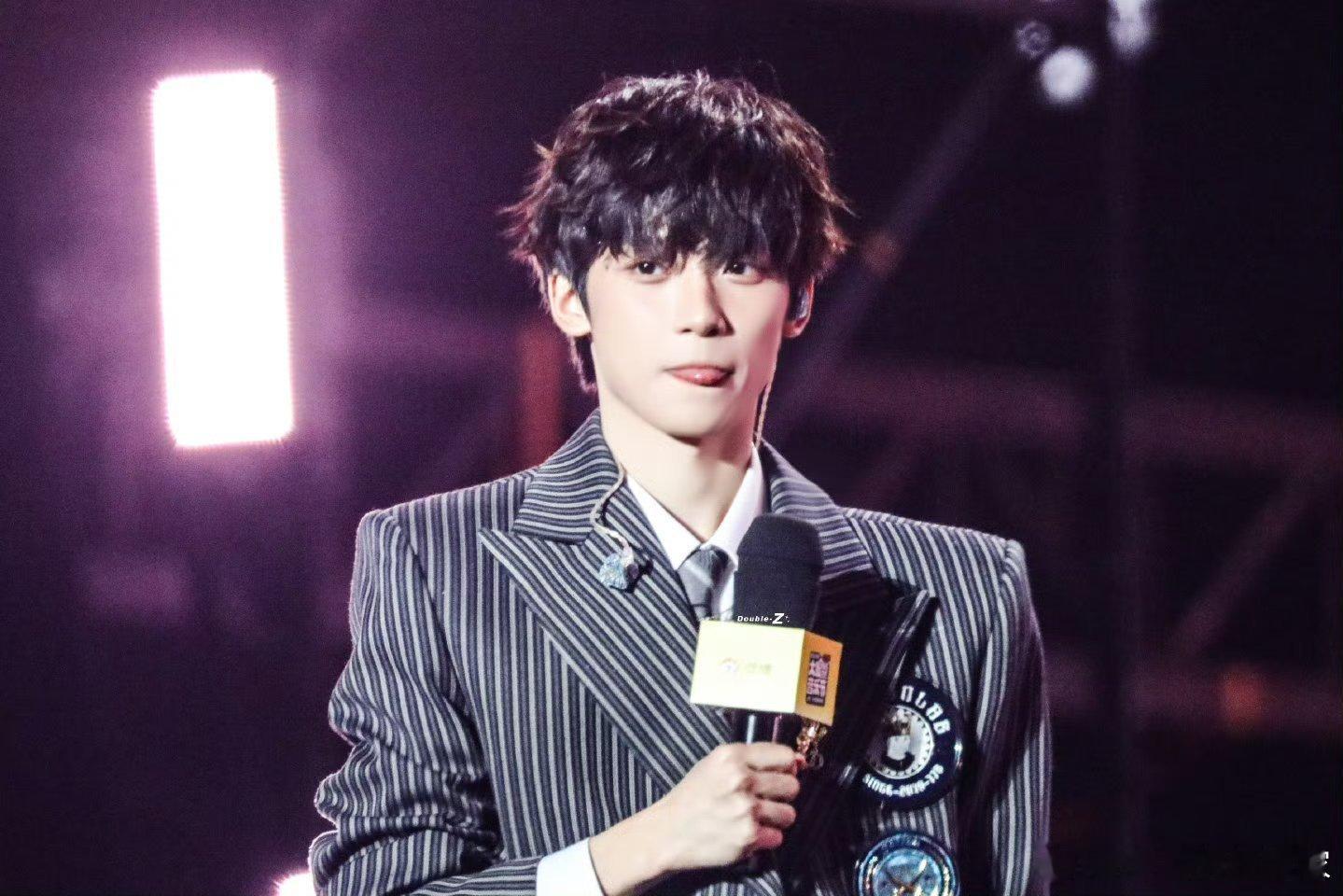 梓渝音乐节出图，来看梓渝舞台表现力也太乖了吧 