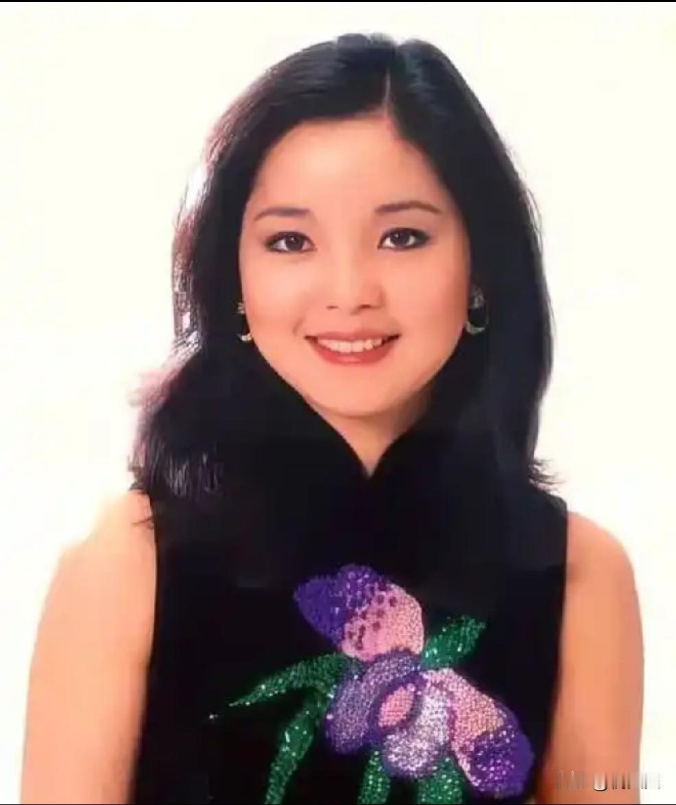 我舅舅之前是音乐老师，他已经快八十了，这次去他家，发现他还保留着好多邓丽君的唱片