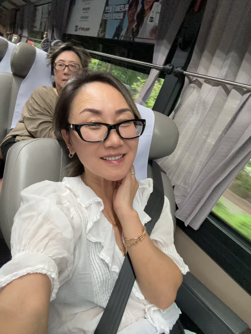这次来韩国挺效率居然扎了耳洞今天然后原本是为了去纹眉结果我怕姐姐久等就一起做了个