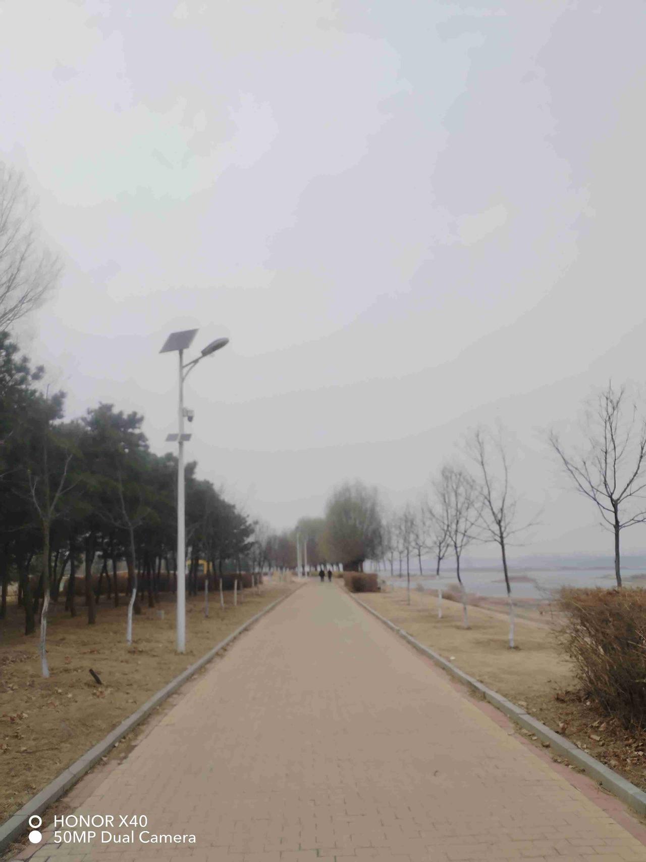 我的今日状态：😁轻松愉快
我这里的天气：🍂微风
今天去河边锻炼身体了。