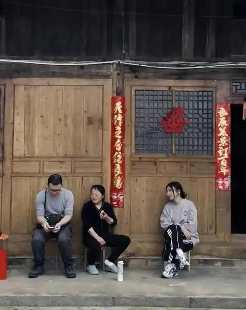 辽宁，一男子远在天津打工，家中父母早已过世，他明知家里没人，却依然驱车千里赶回老