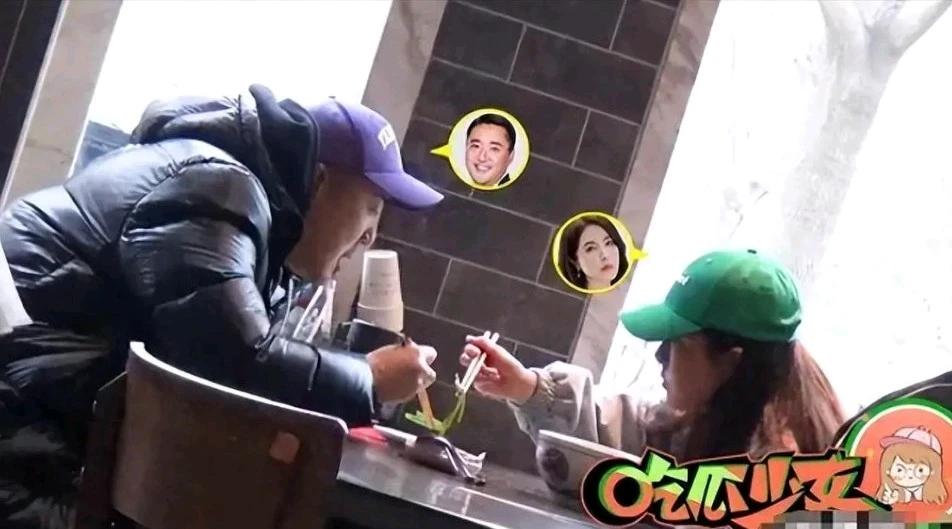 演员曾黎居然有个骑电动车的男友。
曾黎和该男子在拉面馆吃完拉面，然后坐在该男子骑