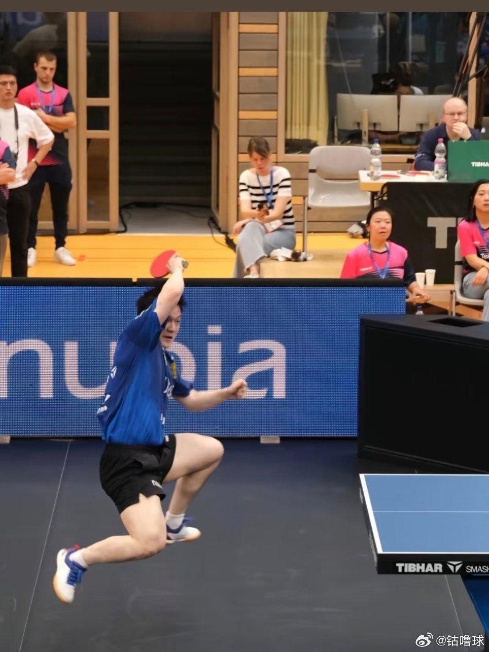 飞起来的樊振东就看这个肌肉嘎嘎，樊振东打球力量感十足。 