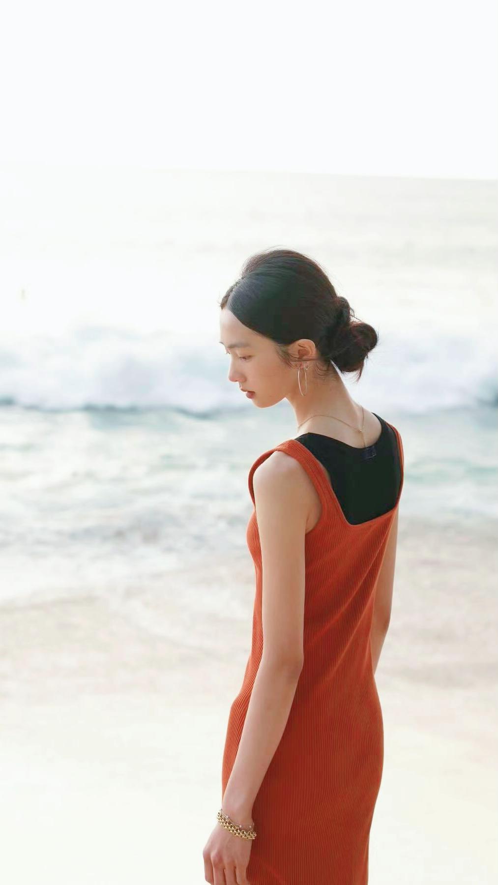 黄多多美不美，她和老外比起来，你更喜欢谁，泳装秀，正规评论，别想歪。黄多多的着装