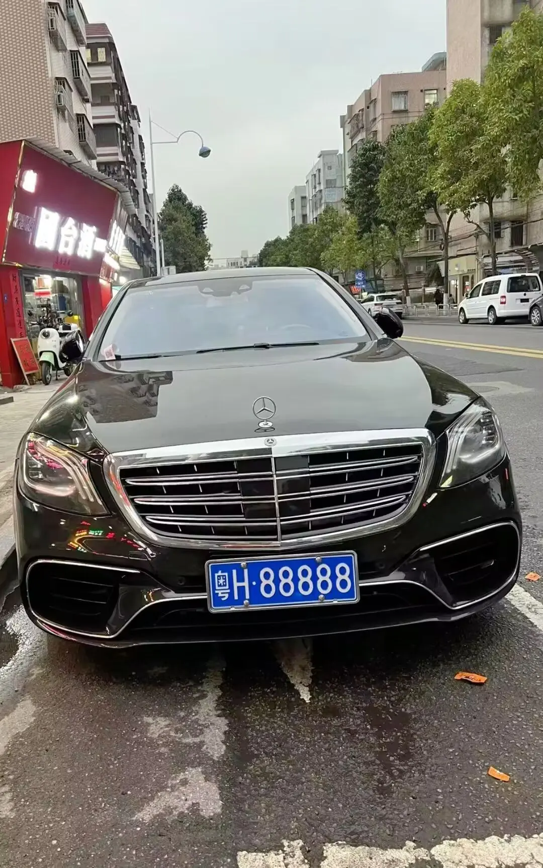 奔驰 配上五连号豹子8 强强叠加 象征事业鼎盛、身价不菲 大佬气场 富贵顶配