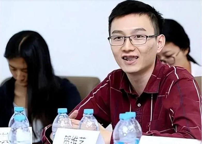 “我放弃保送清华的名额！”2013年，湖北一高三男生收到清华的保送通知书，他竟选