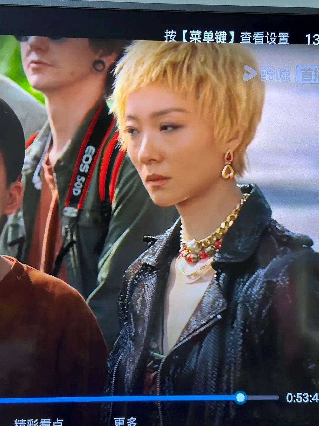 小小穿帮哈哈哈哈，上一秒老外脖子上是50d下一秒变成60d ​​​