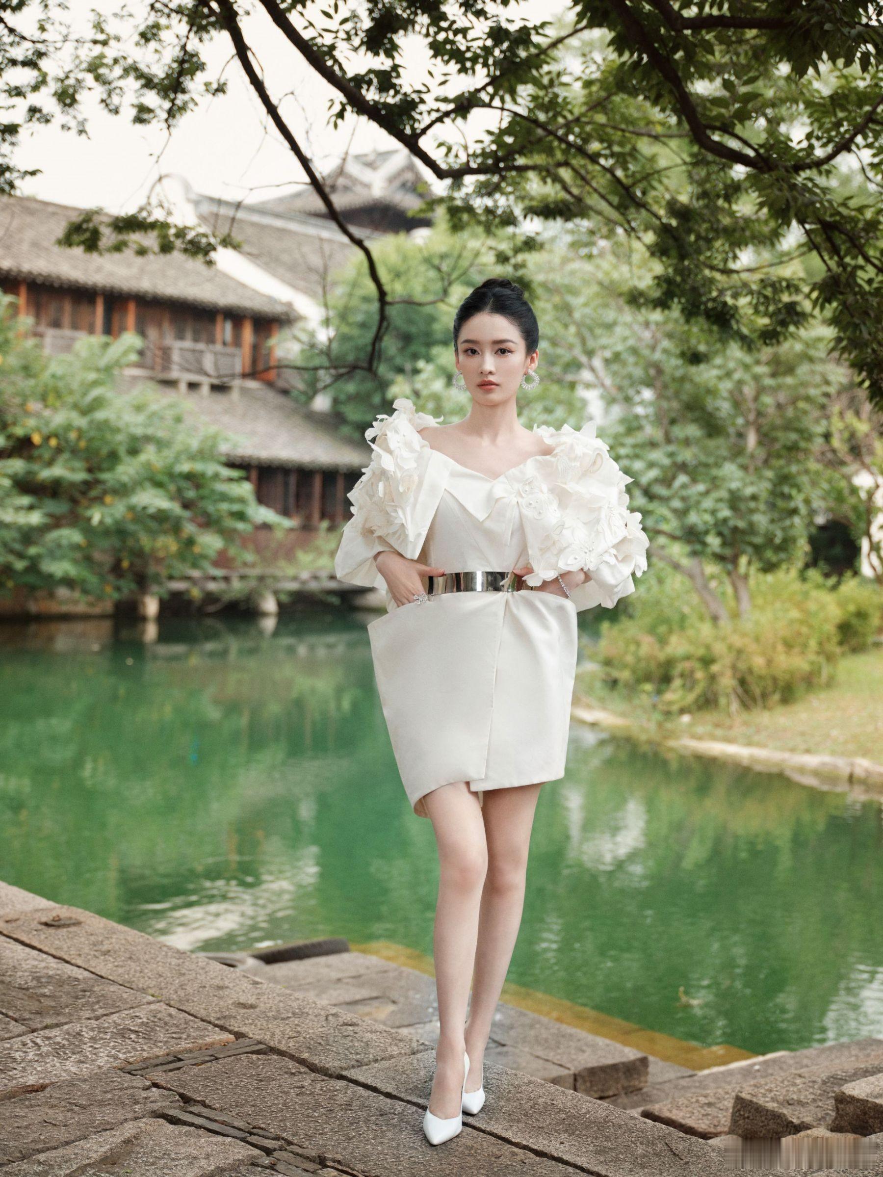 李沁月光仙子妆 那英李沁马思纯张晚意私下聚餐