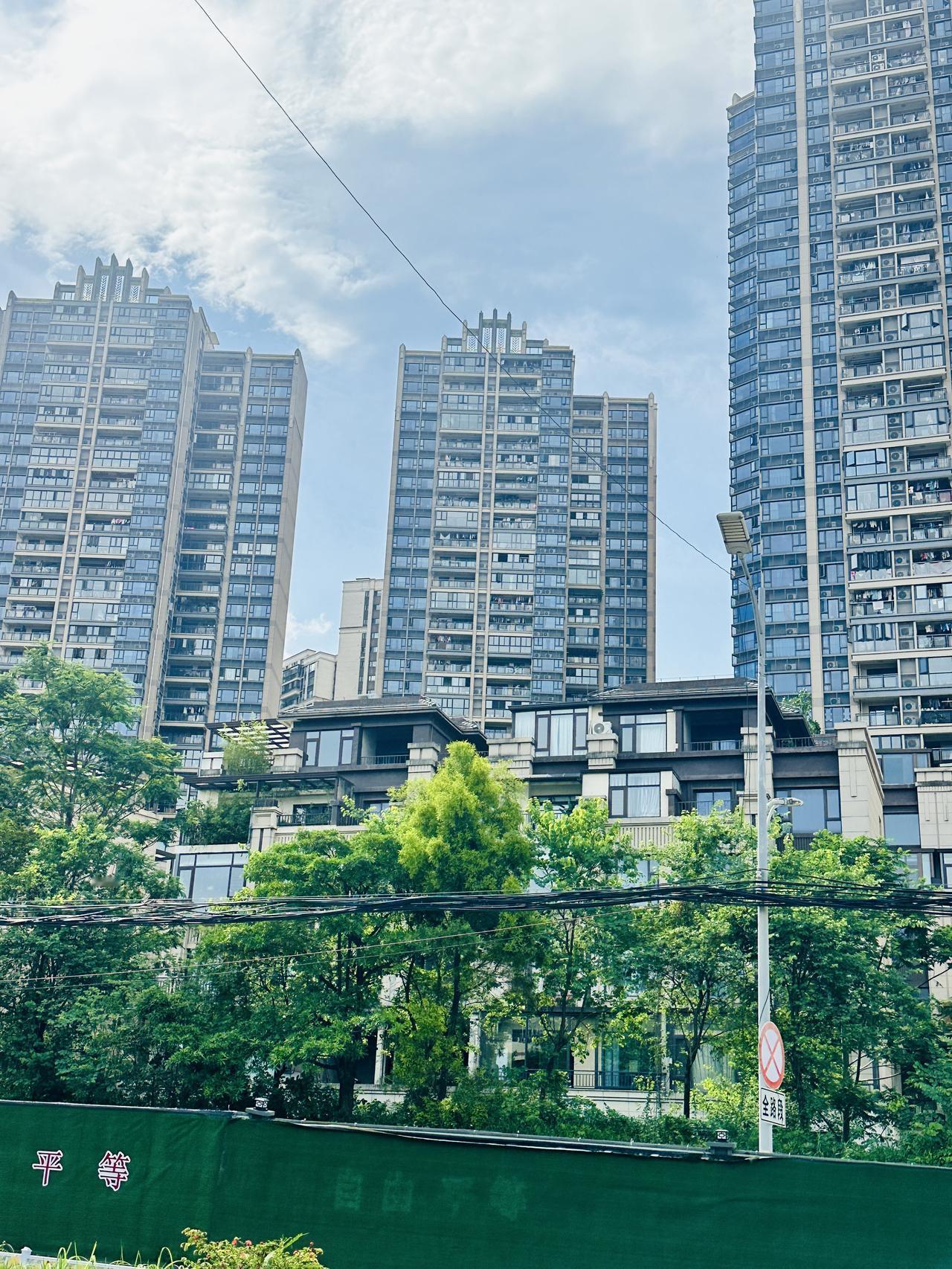 广州买房记：六载打拼，终得阳光爱房
 
在广州打拼六年，我从青涩毕业生长成职场人