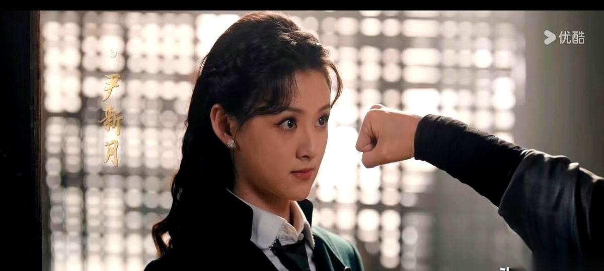 十年过去，陈伟霆再次披上军装，在《九门》里演回了张启山。
佛爷还是那个佛爷，但屏