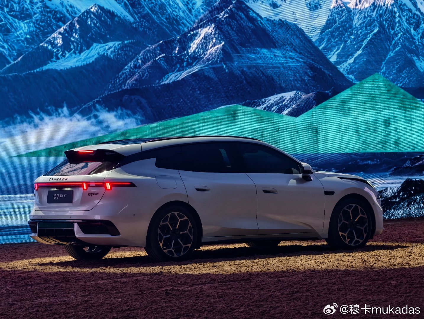 领克07GT，这个角度有一丝好看！ 