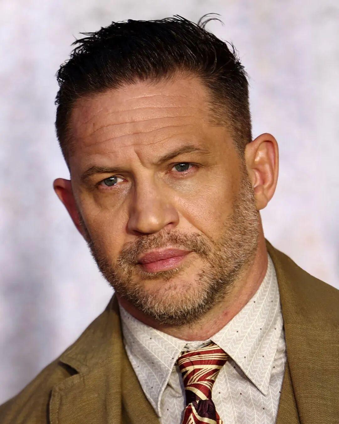 Tom Hardy 最近几年明显有疲倦的感觉，脸上的皱纹也突然变多，颜值迅速下滑