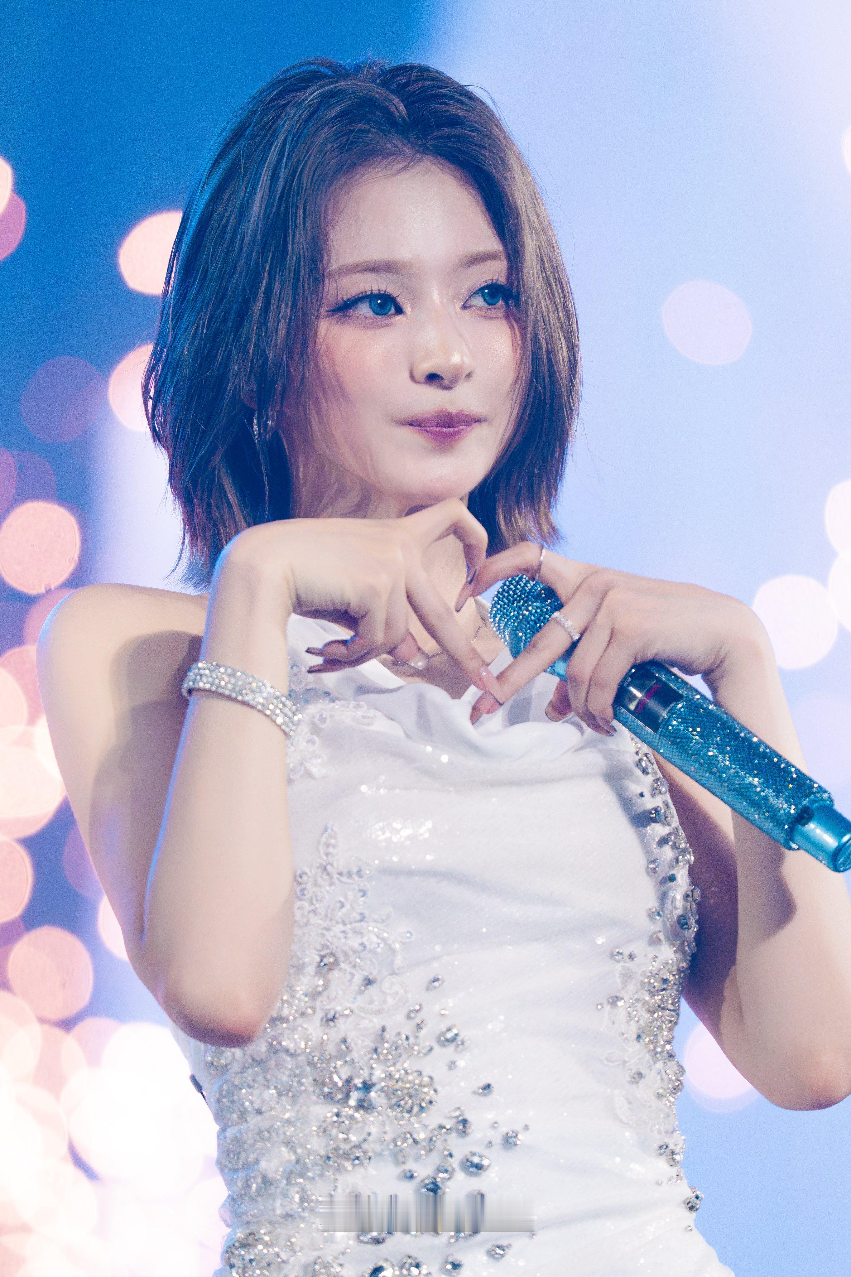 李娜炅[超话]  🐣氧气笑颜李娜炅 260904 亚巡首尔场D1 饭拍高清 [