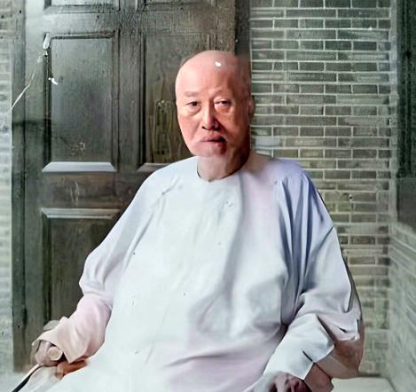 1894年甲午战败，很多人把账算在慈禧头上，说她挪用海军经费修颐和园。其实真正埋