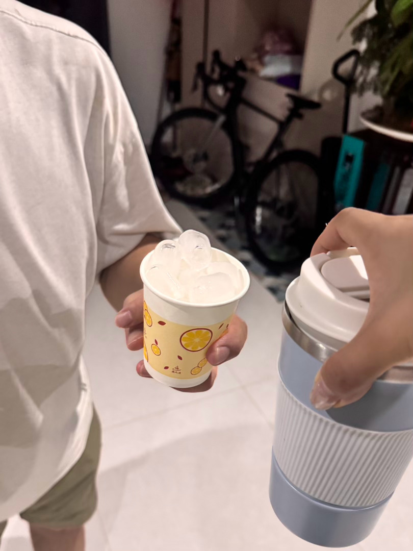 两个人十分默契的 一个拿冰块一个拿饮料 