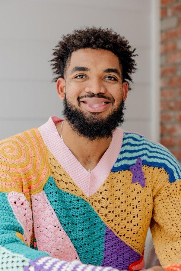 卡尔-安东尼·唐斯分解了他的日常安排：- 早上6点起床- 早餐：水、黑咖啡、MC