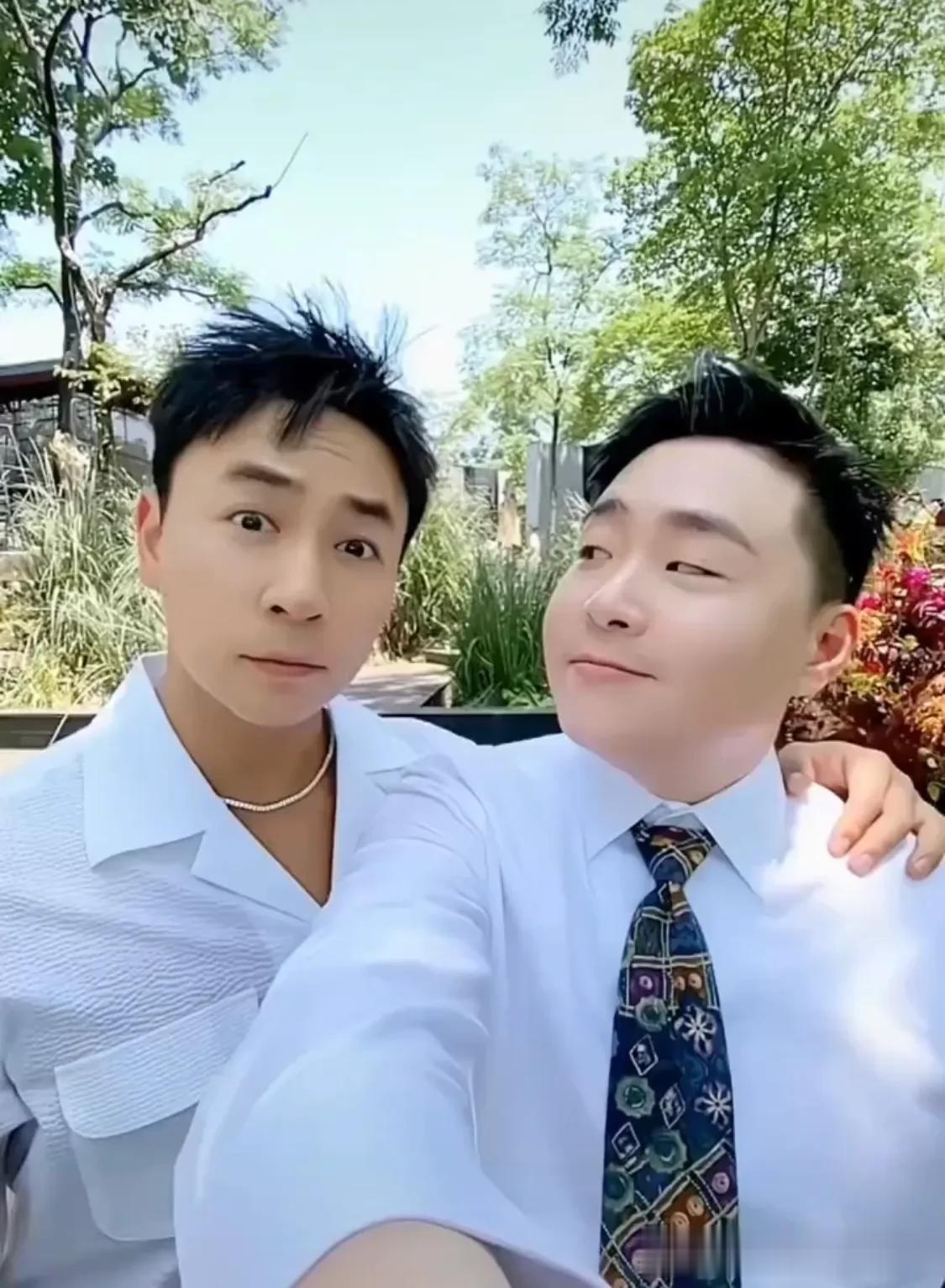 释小龙为他感到高兴，今天也邀请他担任伴郎见证自己的幸福[赞][赞][赞]郝邵文 