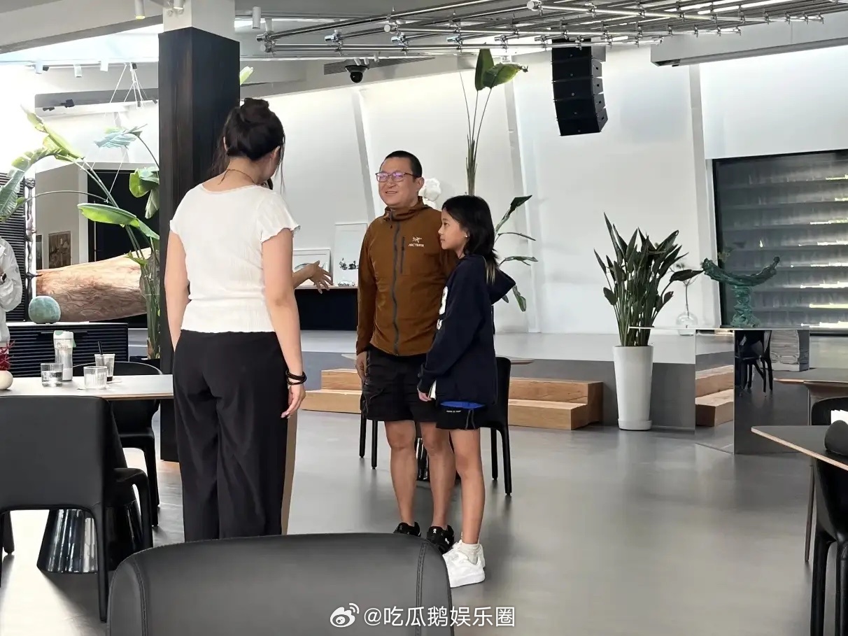 有网友偶遇梅婷老公和女儿，快快皮肤晒得蛮黑，看来她热爱运动！这个小丫头简直就是妈