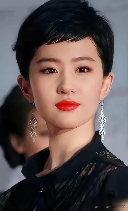 从网上看到一张刘亦菲的照片，
我实在想不通，
她这是啥时候剪的短发呀？

好显老