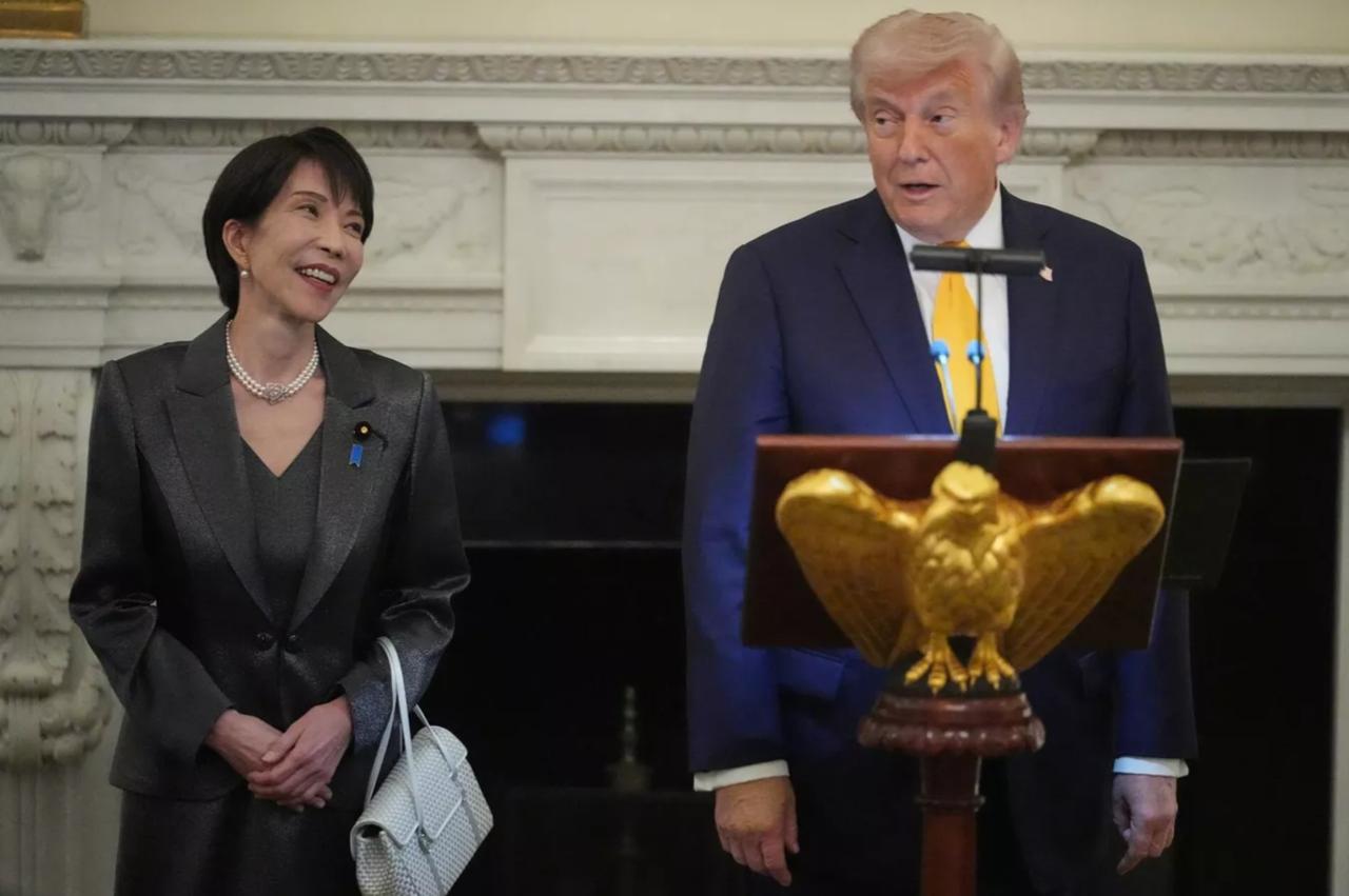 高市早苗脖子上的项链，值多少钱？

据说是她母亲遗留的私人物品。

它是双层 A