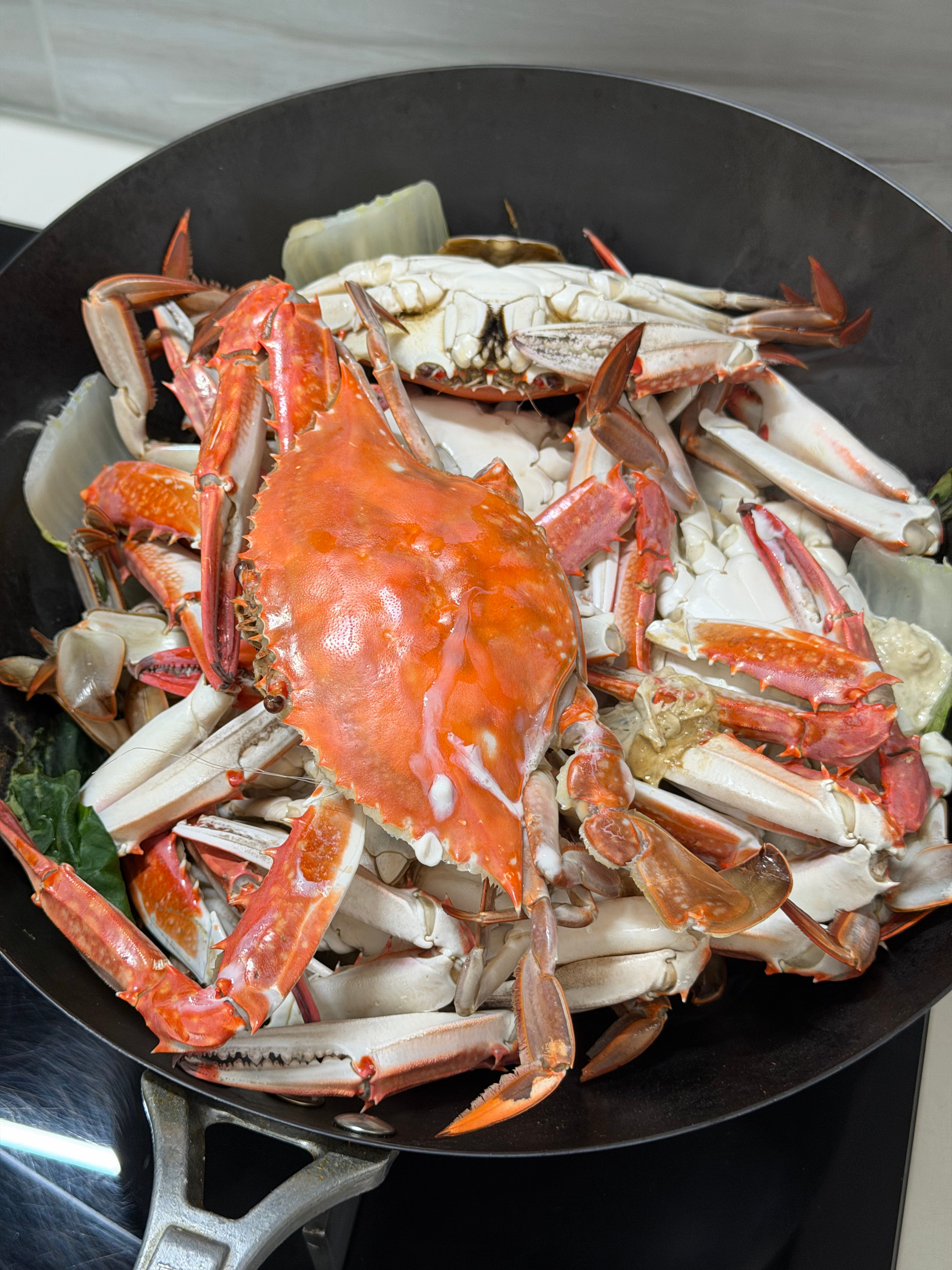 螃蟹🦀大量上市便宜啦！40～60一斤都有我买了6个130块很肥！！好几只都顶盖