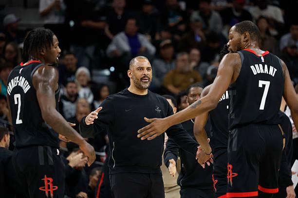 乌度卡算是最自负的教练了吧，芬尼-史密斯是他一手签下的球员，死活要签下的球员，但