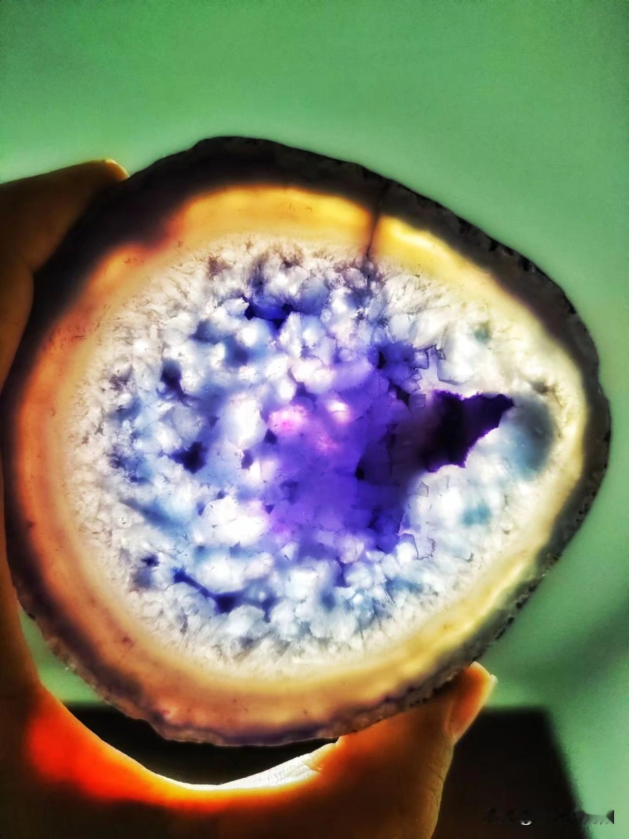 关于最近很多人问到我的水晶与萤石的区别，于是今天就写一篇科普文。
以下皆来自个人