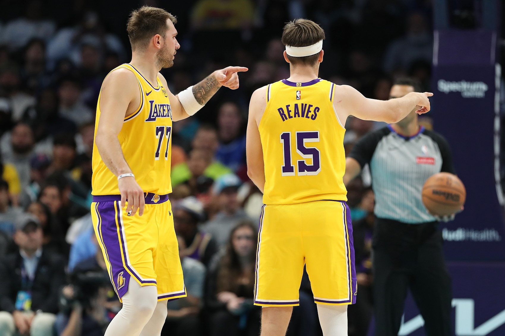 湖媒：东契奇&里夫斯担当后场组合合计只有5助 这确实让人担忧