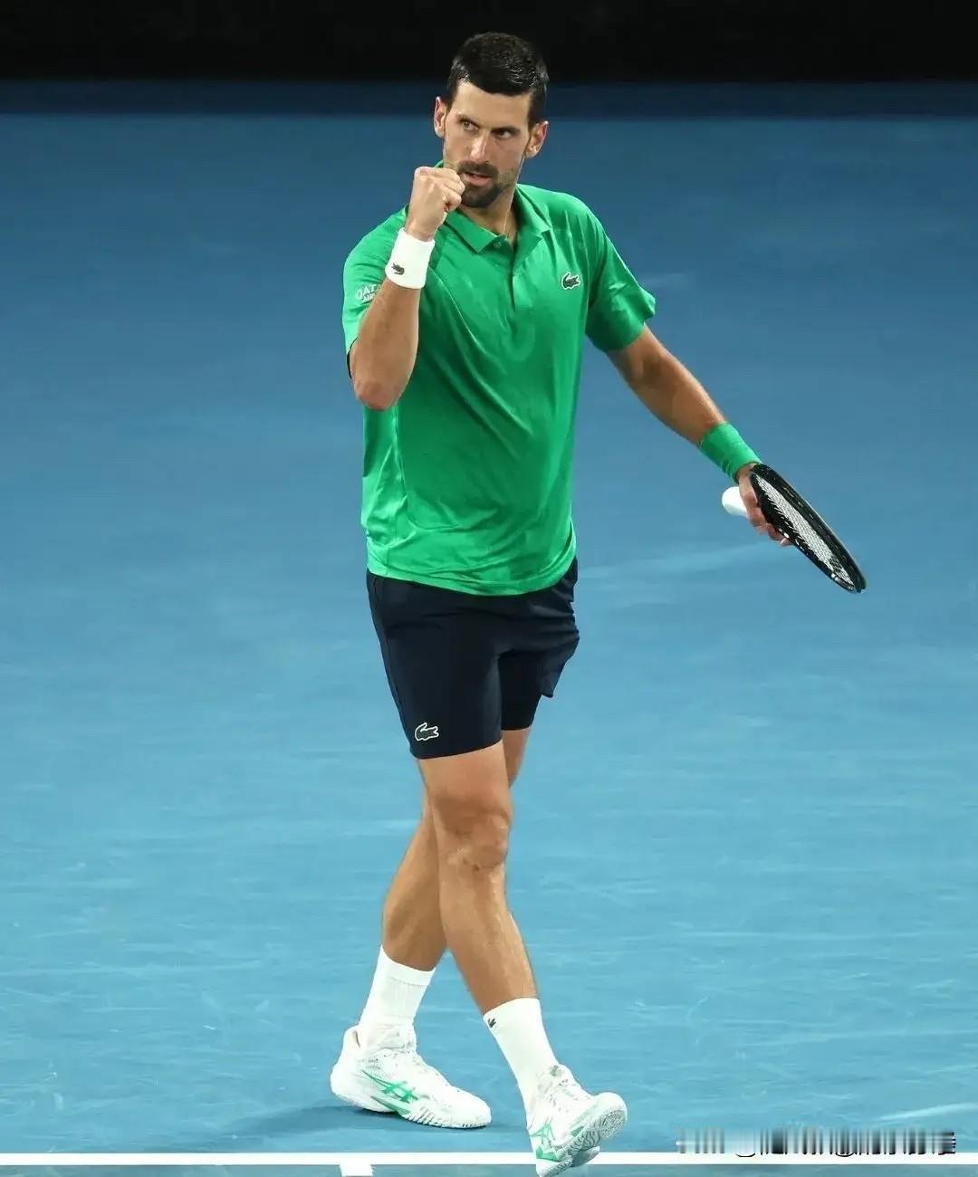 我小孩对我说、德约科维奇这身材是多少中年男人的梦想啊……
匀称的双腿、平坦的腹部