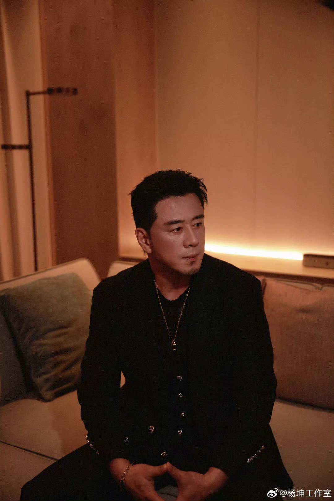 杨坤演唱母亲的河杨坤独特沙哑声线氛围感拉满，彩排版本已经极具感染力。在端午这天唱