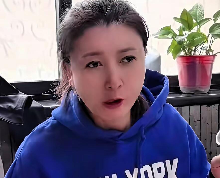 [呲牙]闫学晶一脚踏入西安的烟火里，便直奔街头巷尾的面食馆子，直言“来西安不咥面