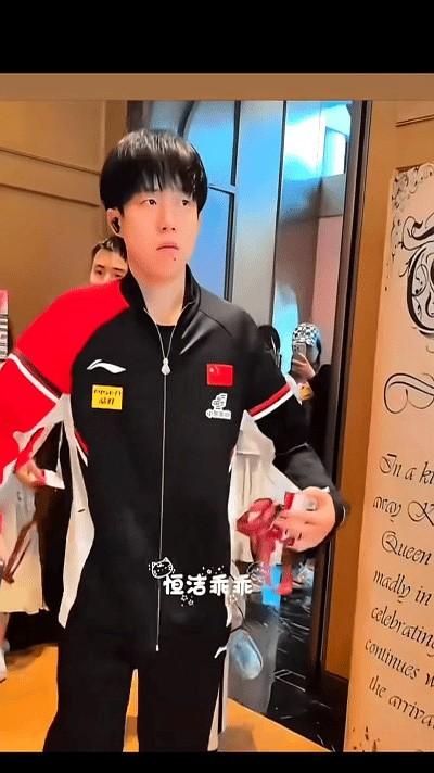 实锤了！
大头真的也就看起来拽拽的，
实际乖得很，
去吃早饭还乖乖掏出牌子给工作