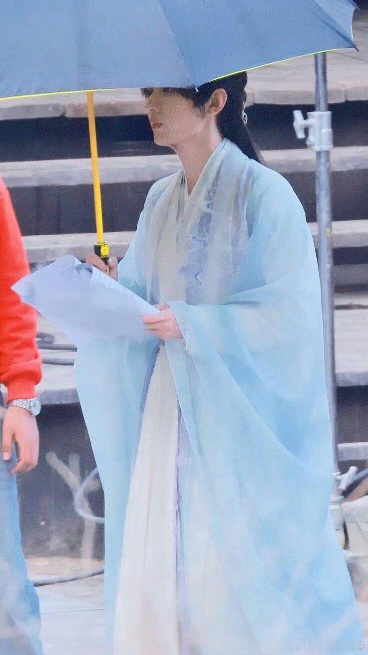 谁来懂一下成毅这个身段成毅哥在天地剑心一出场救直接惊艳我们了啊！这个身段真的是太