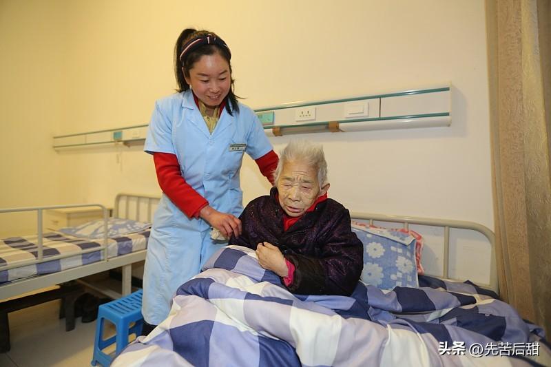 人老了，既没钱又不能自理，想想就挺闹心。很多老人觉得子女会养老，可现实很残酷。7