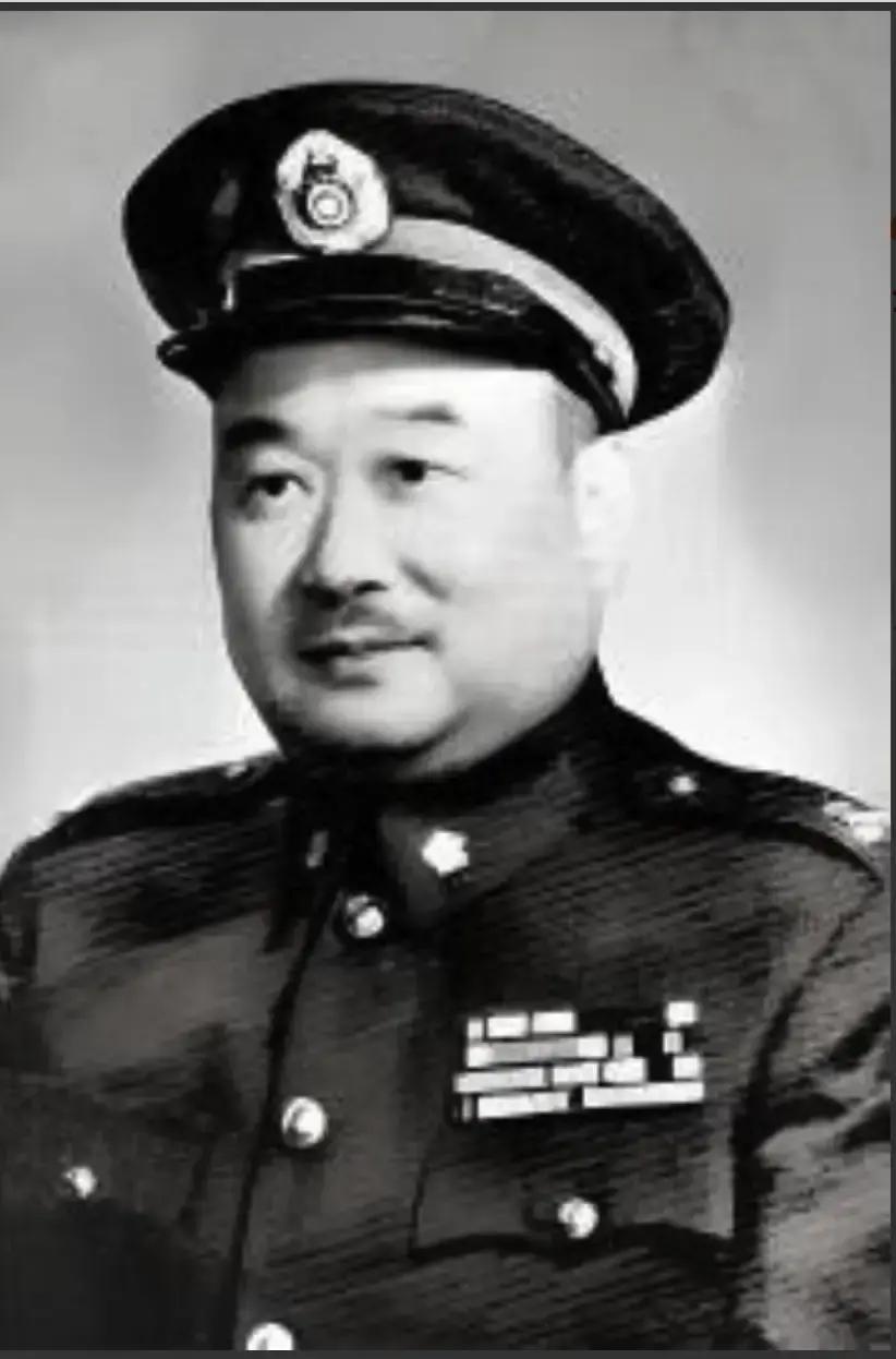 1949年，国民党上将刘峙带着姨太太逃到香港，挥霍无度，醉生梦死。可没人知道，他