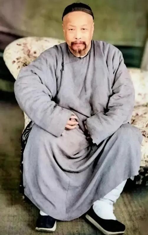 1858年，大清总督叶名琛被英军俘虏，送到印度，关进玻璃房，围观的人笑他像只猴，