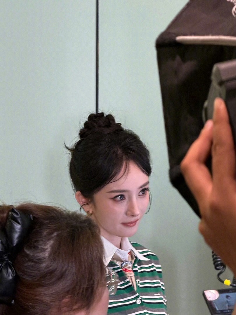 杨幂、李沁、李现Prada线下活动live图，大家状态真好杨幂李现Prada造型
